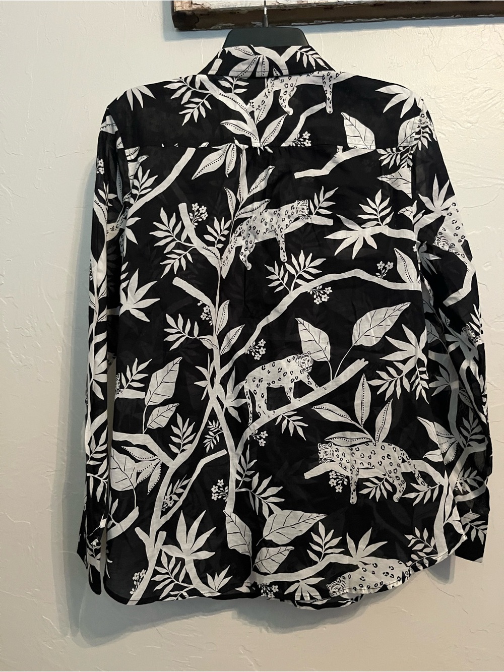 NWT TALBOTS Cotton Button Front Shirt in Tropical Panther Print Sz M Black White - Picture 7 of 10